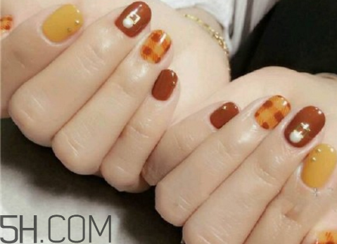 美甲后如何洗掉？秋冬焦糖色美甲圖片