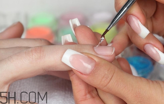 光療甲和水晶甲哪個好？什么是水晶甲？