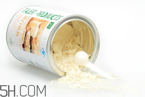 蛋白粉用開(kāi)水沖泡好還是涼水沖泡好？用開(kāi)水沖泡蛋白粉會(huì)不會(huì)影響營(yíng)養(yǎng)價(jià)值？