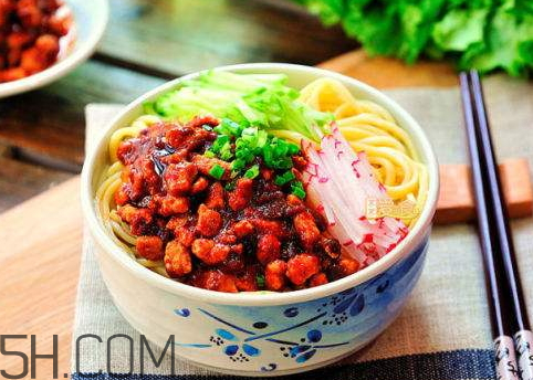 一碗炸醬面的熱量是多少 一碗炸醬面多少克 一碗炸醬面的熱量是多少 一碗炸醬面多少克