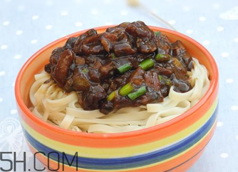 一碗炸醬面的熱量是多少 一碗炸醬面多少克 一碗炸醬面的熱量是多少 一碗炸醬面多少克