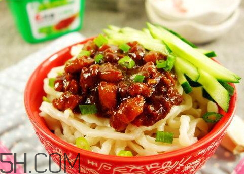 一碗炸醬面的熱量是多少 一碗炸醬面多少克 一碗炸醬面的熱量是多少 一碗炸醬面多少克