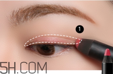 用唇彩筆畫眼影圖解教程 用唇彩筆畫眼影圖解教程
