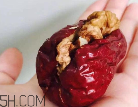 棗夾核桃熱量高嗎 一顆紅棗夾核桃的熱量 棗夾核桃熱量高嗎 一顆紅棗夾核桃的熱量