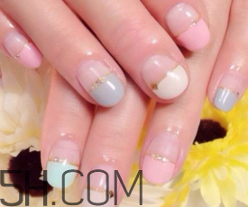 光療甲和甲油膠的區(qū)別 水晶甲和光療甲有什么區(qū)別 光療甲和甲油膠的區(qū)別 水晶甲和光療甲有什么區(qū)別