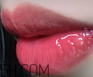 歐萊雅唇釉301和ysl唇釉12號(hào)斬男色對(duì)比 歐萊雅唇釉301和ysl唇釉12號(hào)斬男色對(duì)比