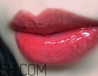 歐萊雅唇釉301和ysl唇釉12號(hào)斬男色對(duì)比 歐萊雅唇釉301和ysl唇釉12號(hào)斬男色對(duì)比