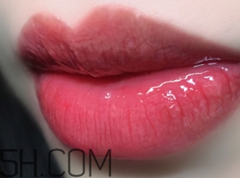 歐萊雅唇釉301和ysl唇釉12號(hào)斬男色對(duì)比 歐萊雅唇釉301和ysl唇釉12號(hào)斬男色對(duì)比