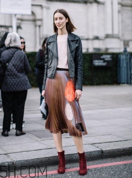 焦糖色半身裙怎么搭配？焦糖色半身裙搭配圖片