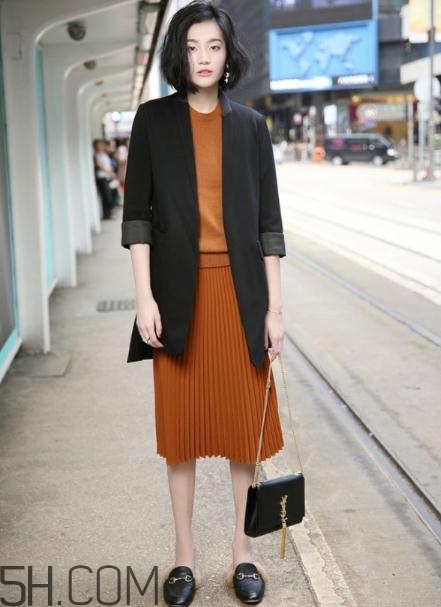 焦糖色半身裙怎么搭配？焦糖色半身裙搭配圖片