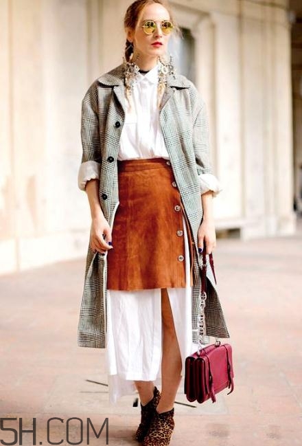 焦糖色半身裙怎么搭配？焦糖色半身裙搭配圖片