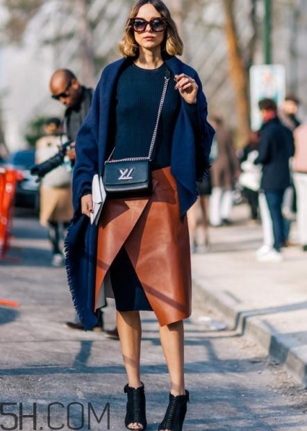 焦糖色半身裙怎么搭配？焦糖色半身裙搭配圖片