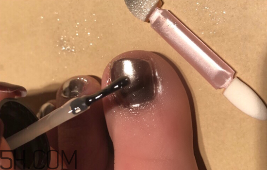 韓國(guó)流行的鏡面指甲圖片 美甲店做的指甲怎么卸掉 韓國(guó)流行的鏡面指甲圖片 美甲店做的指甲怎么卸掉