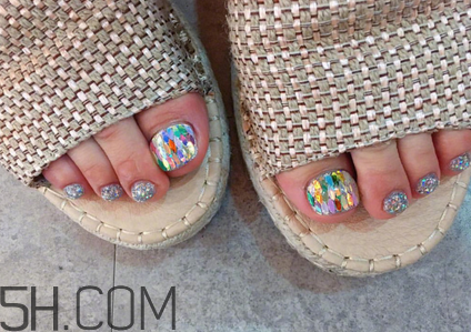 手黑涂什么顏色顯手白？美甲容易脫落的原因