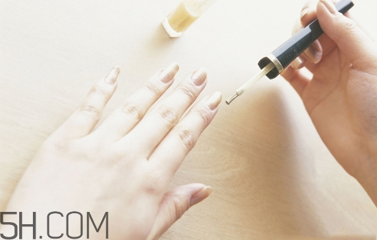 光療甲和水晶甲哪個好？什么是水晶甲？