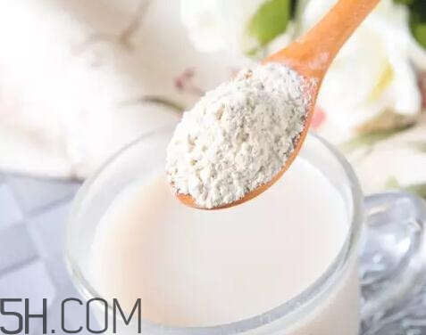 蛋白粉用開(kāi)水沖泡好還是涼水沖泡好？用開(kāi)水沖泡蛋白粉會(huì)不會(huì)影響營(yíng)養(yǎng)價(jià)值？