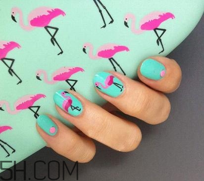 為什么美甲店做的指甲不容易掉？ins火烈鳥美甲圖案教程