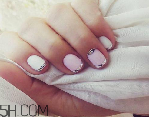 韓國(guó)流行的鏡面指甲圖片 美甲店做的指甲怎么卸掉 韓國(guó)流行的鏡面指甲圖片 美甲店做的指甲怎么卸掉