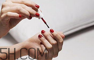 指甲油涂到手上怎么辦？如何涂指甲油不出邊？