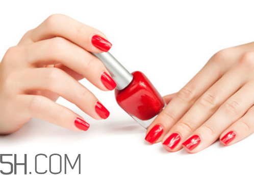 指甲油涂到手上怎么辦？如何涂指甲油不出邊？
