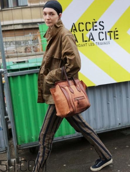 焦糖色包包配什么顏色好看？焦糖色包包搭配圖片