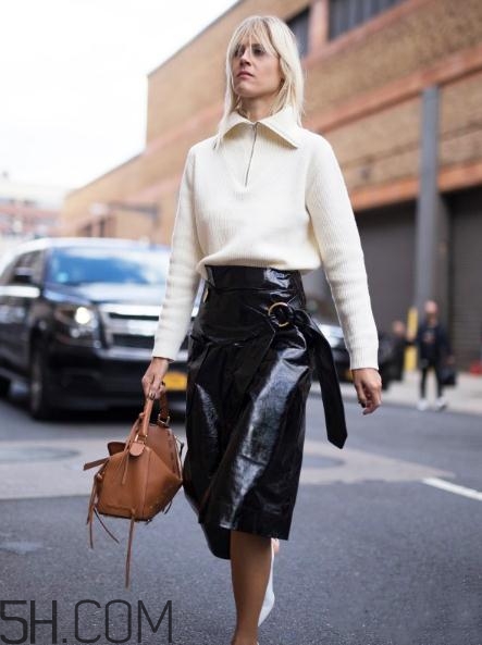 焦糖色包包配什么顏色好看？焦糖色包包搭配圖片