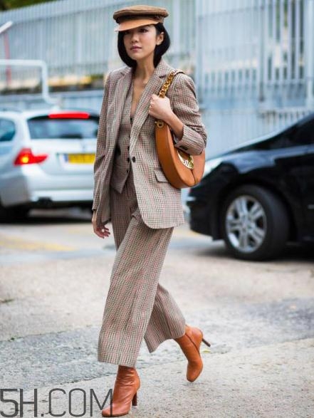 焦糖色包包配什么顏色好看？焦糖色包包搭配圖片