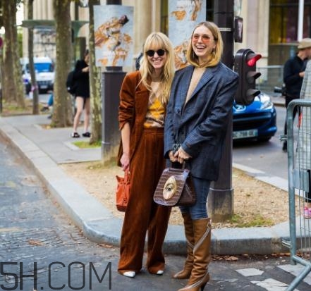 焦糖色包包配什么顏色好看？焦糖色包包搭配圖片