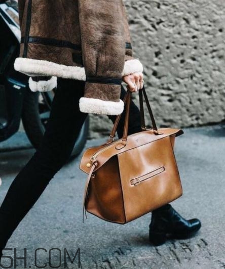焦糖色包包配什么顏色好看？焦糖色包包搭配圖片