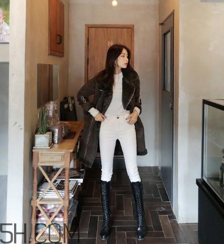 冬天白色褲子配什么鞋？冬天白色褲子搭配鞋子圖片