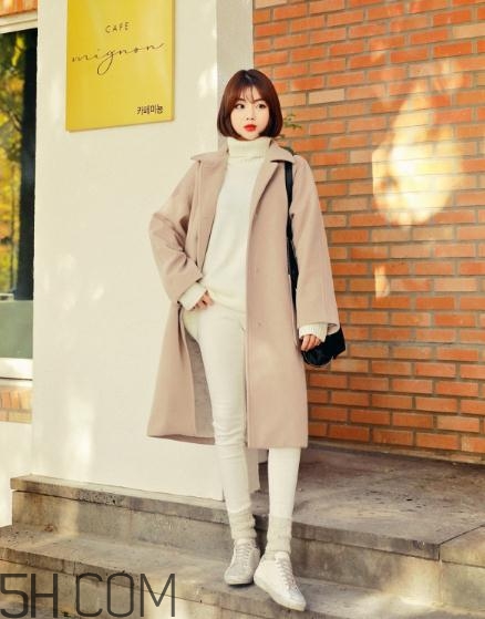 冬天白色褲子配什么鞋？冬天白色褲子搭配鞋子圖片