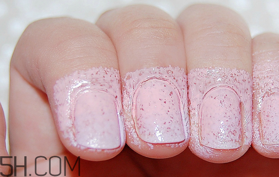 粉色漸變美甲怎么做？皮膚黑適合什么顏色的指甲油？