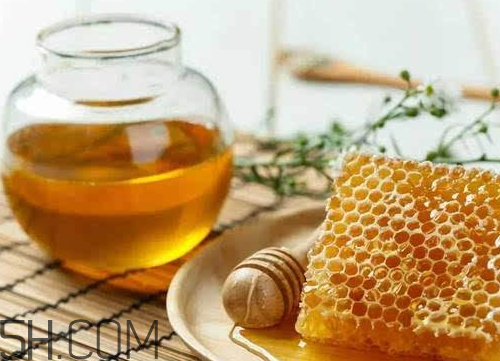 一勺蜂蜜多少克 一勺蜂蜜加多少水合適 一勺蜂蜜多少克 一勺蜂蜜加多少水合適