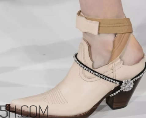 2018流行什么鞋子？2018流行鞋子搭配