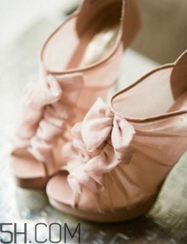 2018年流行什么顏色的婚鞋？2018年流行什么婚鞋款式