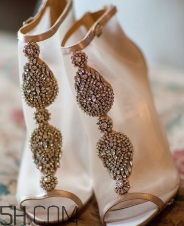 2018年流行什么顏色的婚鞋？2018年流行什么婚鞋款式