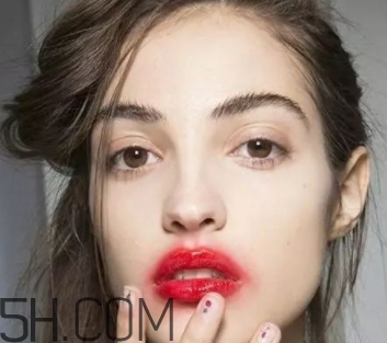 2018年流行什么唇妝？2018年流行唇妝怎么化