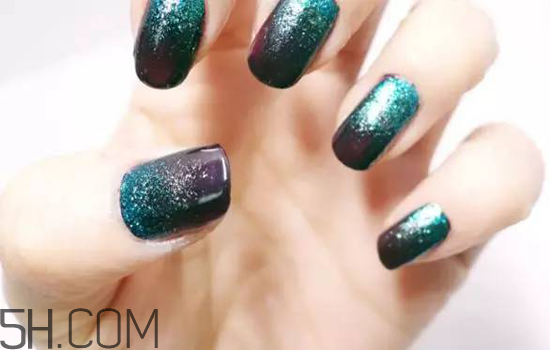 粉色漸變美甲怎么做？皮膚黑適合什么顏色的指甲油？