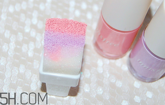 粉色漸變美甲怎么做？皮膚黑適合什么顏色的指甲油？