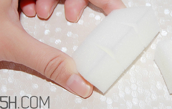 粉色漸變美甲怎么做？皮膚黑適合什么顏色的指甲油？