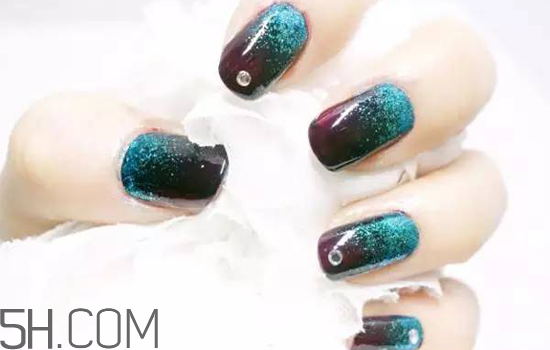 粉色漸變美甲怎么做？皮膚黑適合什么顏色的指甲油？