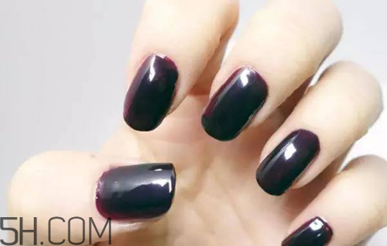 粉色漸變美甲怎么做？皮膚黑適合什么顏色的指甲油？