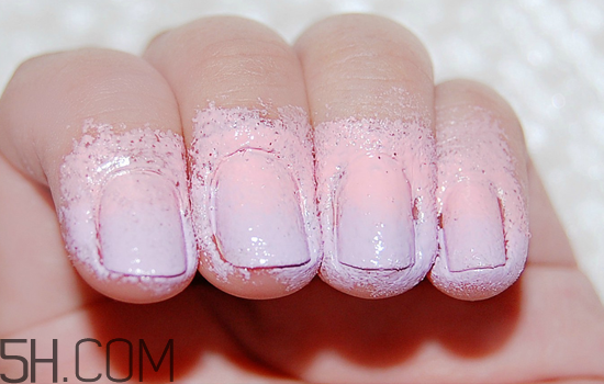 粉色漸變美甲怎么做？皮膚黑適合什么顏色的指甲油？