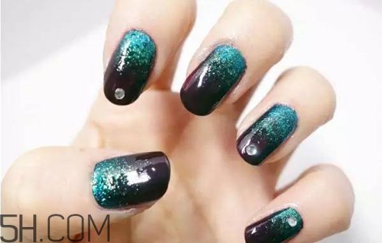 粉色漸變美甲怎么做？皮膚黑適合什么顏色的指甲油？