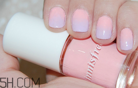 粉色漸變美甲怎么做？皮膚黑適合什么顏色的指甲油？