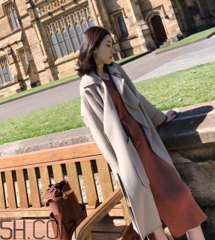 焦糖色連衣裙配什么外套？焦糖色連衣裙搭配圖片