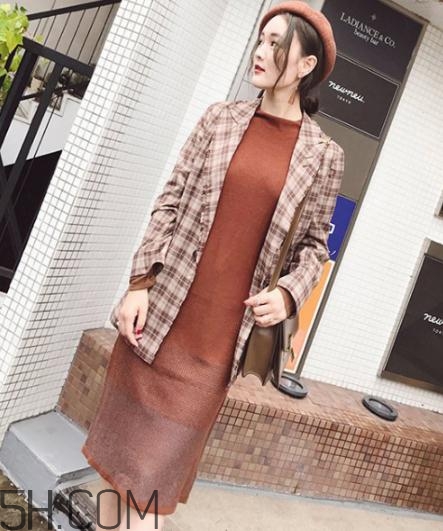 焦糖色連衣裙配什么外套？焦糖色連衣裙搭配圖片