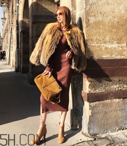 焦糖色連衣裙配什么外套？焦糖色連衣裙搭配圖片