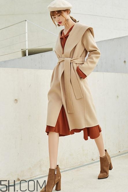 焦糖色連衣裙配什么外套？焦糖色連衣裙搭配圖片
