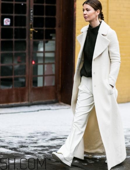 白色喇叭褲搭什么上衣？白色喇叭褲搭配圖片